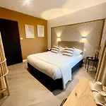 Les 15 Chenes D Hotes, Parc Arbore De 5000 M2 A 20km Du Puydufou Familiale Et 3 Doubles Bed & Breakfast