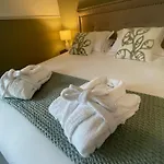 Bed & Breakfast Les 15 Chenes D Hotes, Parc Arbore De 5000 M2 A 20km Du Puydufou Familiale Et 3 Doubles 4*
