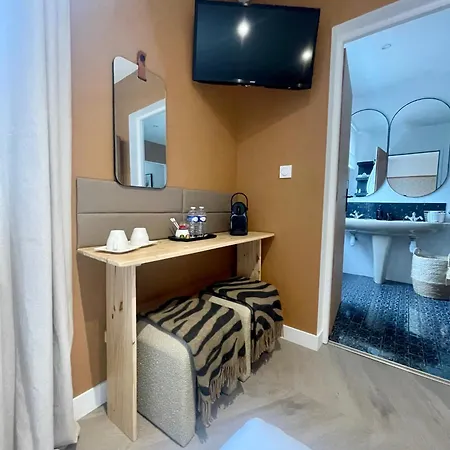 Les 15 Chenes D Hotes, Parc Arbore De 5000 M2 A 20km Du Puydufou Familiale Et 3 Doubles Bed & Breakfast 4*