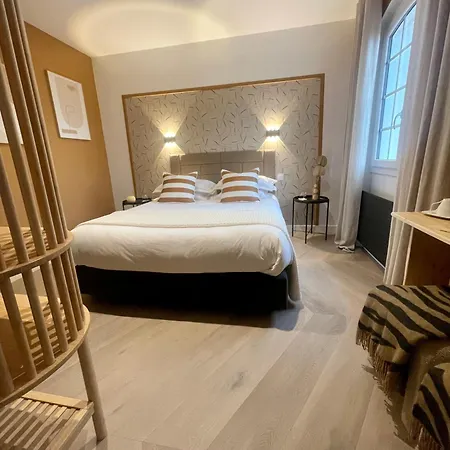 Les 15 Chenes D Hotes, Parc Arbore De 5000 M2 A 20km Du Puydufou Familiale Et 3 Doubles Bed & Breakfast 4*