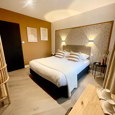 Les 15 Chenes D Hotes, Parc Arbore De 5000 M2 A 20km Du Puydufou Familiale Et 3 Doubles Bed & Breakfast