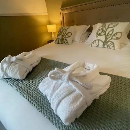 Bed & Breakfast Les 15 Chenes D Hotes, Parc Arbore De 5000 M2 A 20km Du Puydufou Familiale Et 3 Doubles 4*