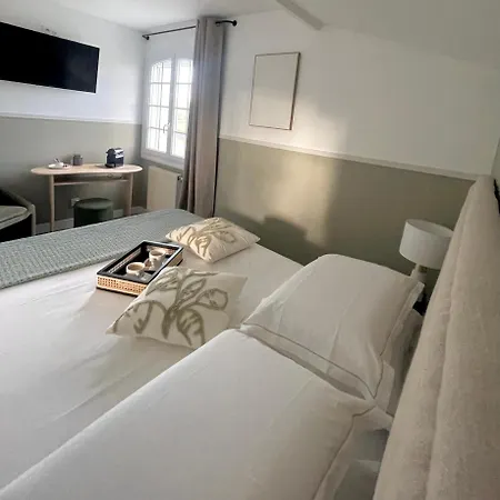 Bed & Breakfast Les 15 Chenes D Hotes, Parc Arbore De 5000 M2 A 20km Du Puydufou Familiale Et 3 Doubles 4*