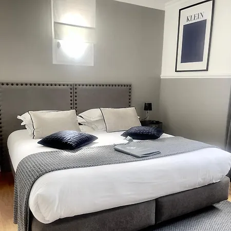 Bed & Breakfast Les 15 Chenes D Hotes, Parc Arbore De 5000 M2 A 20km Du Puydufou Familiale Et 3 Doubles 4*