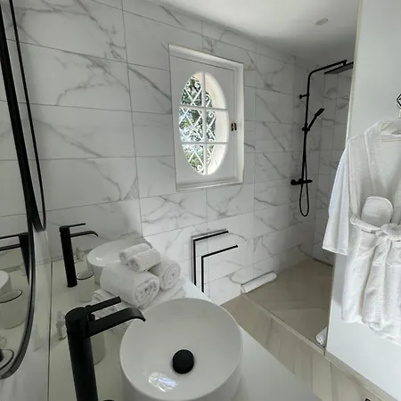 Bed & Breakfast Les 15 Chenes D Hotes, Parc Arbore De 5000 M2 A 20km Du Puydufou Familiale Et 3 Doubles Saint-Mesmin (Vendee)