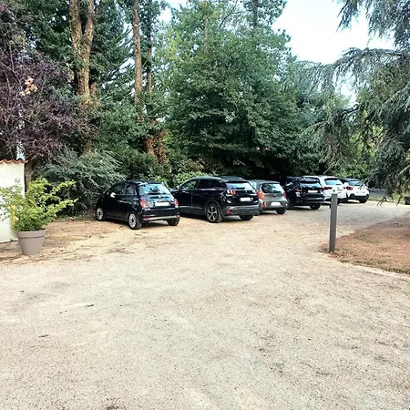 Alojamento de Acomodação e Pequeno-almoço Les 15 Chenes D Hôtes, Parc Arboré De 5000 M2 à 20km Du Puydufou Familiale Et 3 Doubles